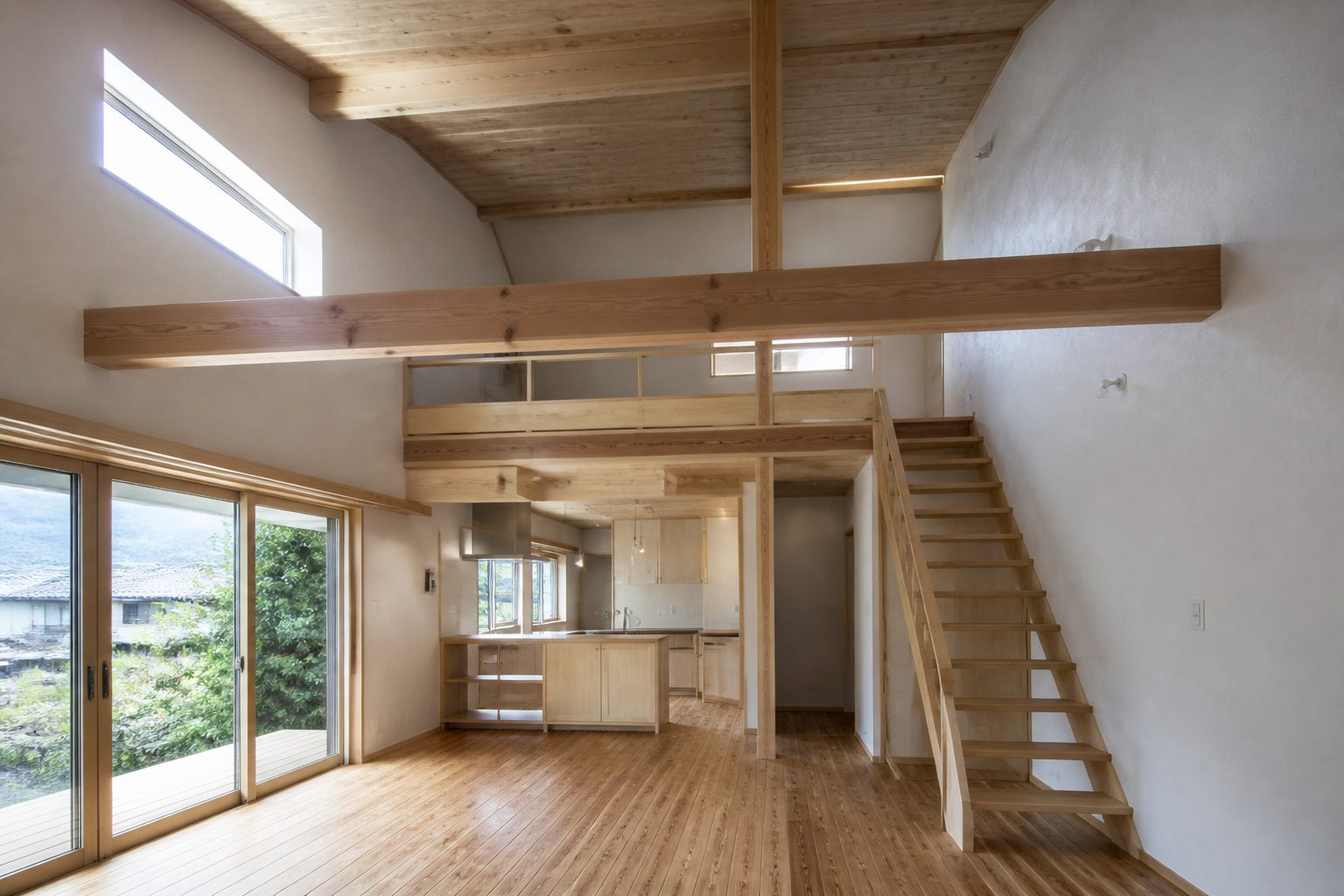 勾配天井に木の質感を活かしたロフト付き住宅の内観